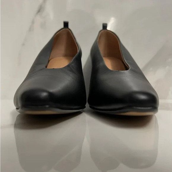 Bottega Veneta Almond Leather Heels in Black Size 41 IT (11 US) - Picture 3 of 9